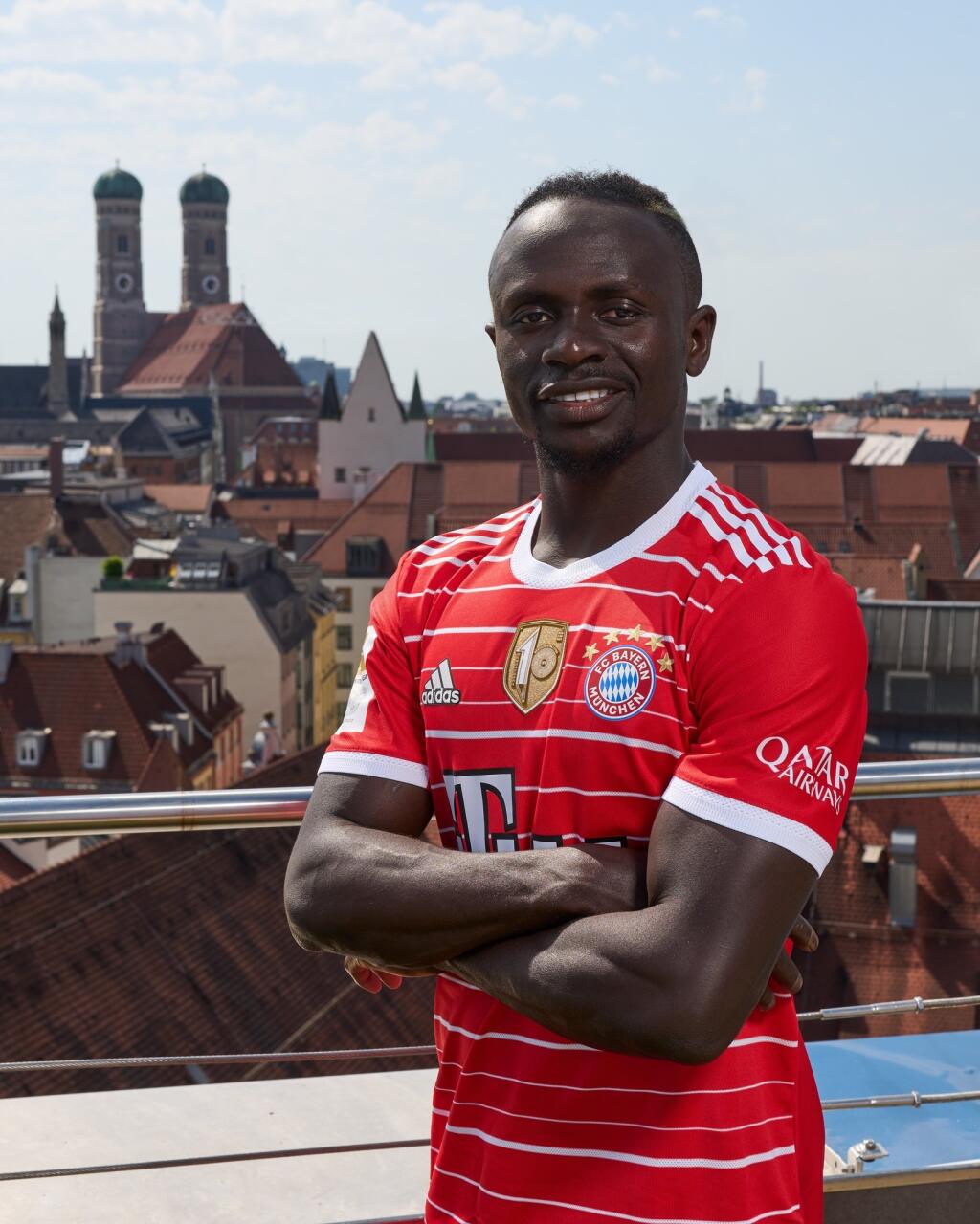Senegalský futbalista Sadio Mane sa stal novou posilou Bayernu Mníchov. Tridsaťročný útočník podpísal v stredu s rekordným nemeckým šampiónom trojročný kontrakt.