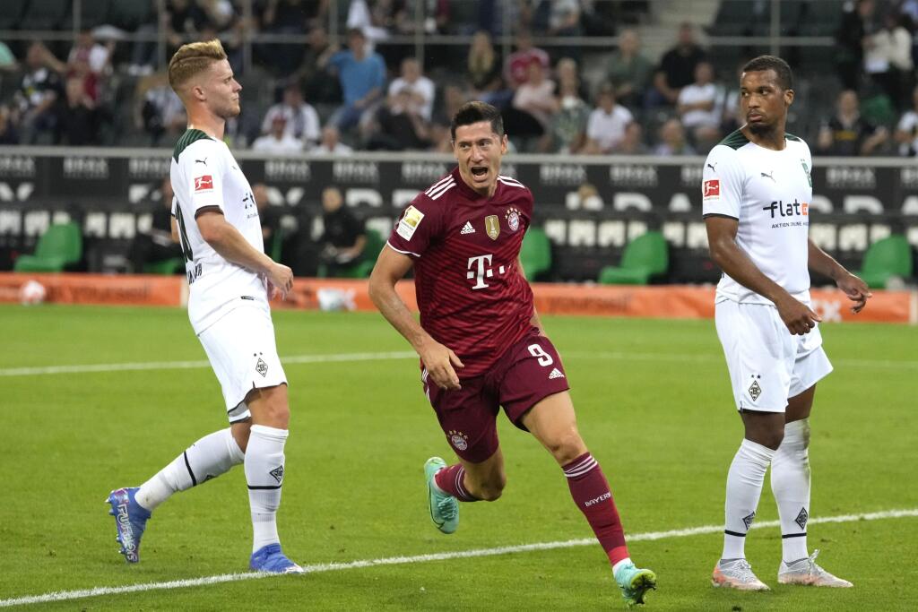 KK62 Mönchengladbach - Na snímke futbalista Robert Lewandowski (uprostred) z Bayernu Mníchov sa teší z gólu počas zápasu 1. kola nemeckej bundesligy Borussia Mönchengladbach - Bayern Mníchov 13. augusta 2021 v Mönchengladbachu. FOTO TASR/AP
Bayern's Robert Lewandowski, center, celebrates after scoring his sides first goal during the German Bundesliga soccer match between Borussia Moenchengladbach and Bayern Munich in Moenchengladbach, Germany, Friday, Aug. 13, 2021. (AP Photo/Martin Meissner)