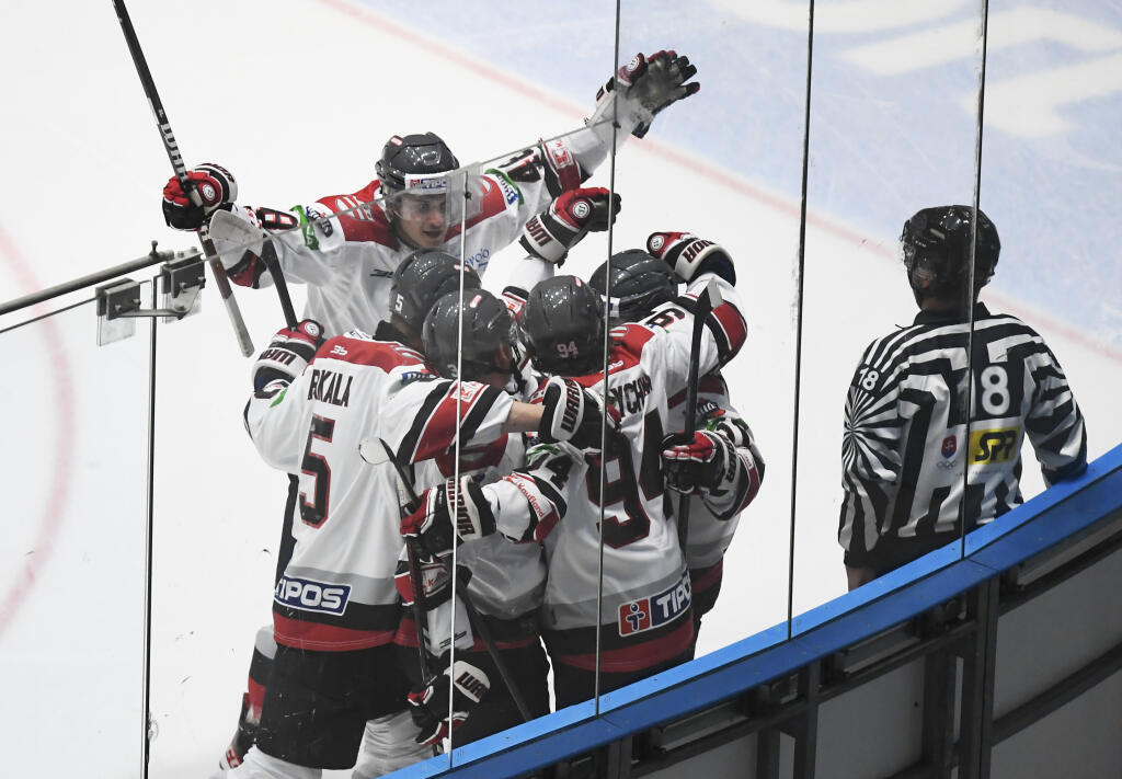 Na snímke gólová radosť hráčov Prešova v 1. kole hokejovej Tipos extraligy HC Grotto Prešov - HC ‘05 Banská Bystrica v Prešove 24. septembra 2021. FOTO TASR – František Iván