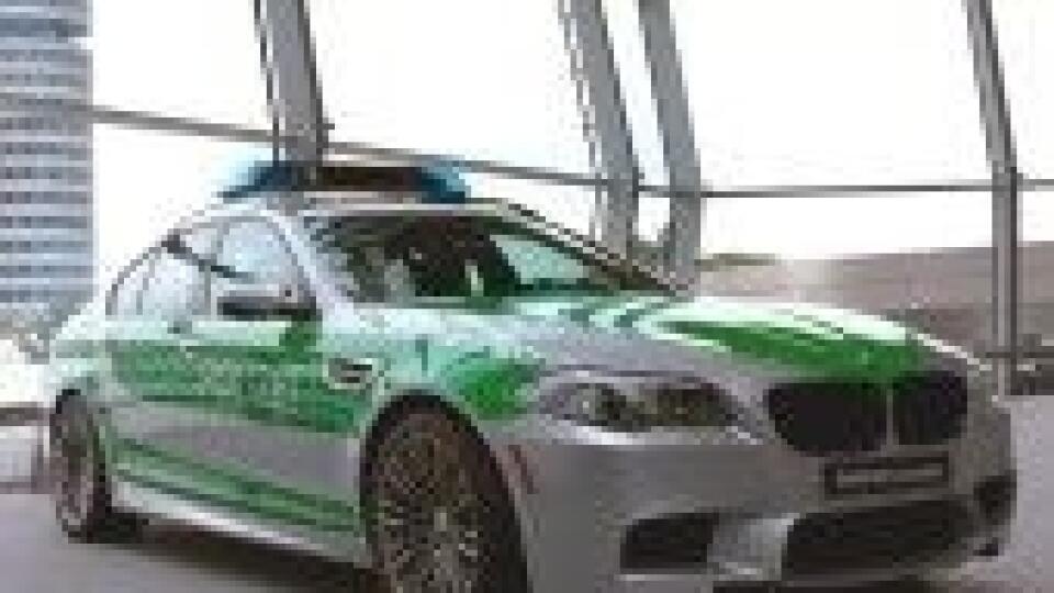 Prečo je policajná M5 v BMW Welt postavená