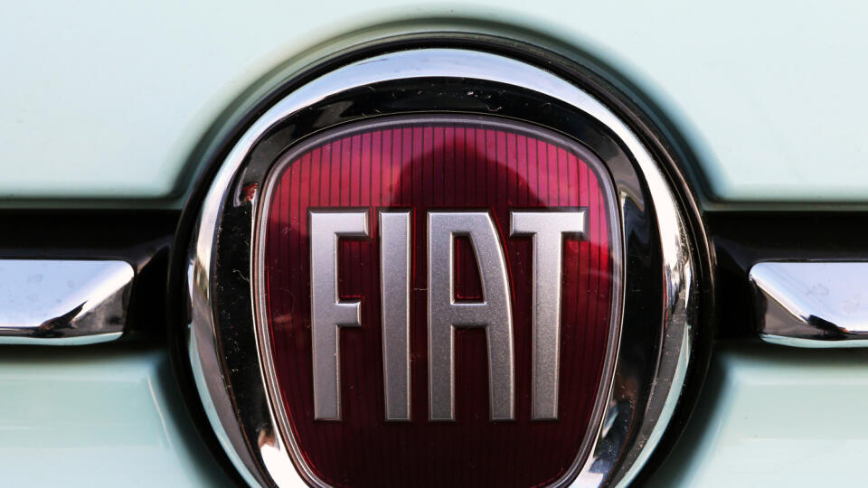 KK6 Bayonne - Na archívnej snímke z 31. októbra 2019 logo automobilky Fiat vo francúzskom Bayonne. Francúzska skupina PSA Peugeot Citroën a taliansko-americký koncern Fiat Chrysler Automobiles (FCA) podpísali v stredu záväznú dohodu o fúzii, ktorá otvára cestu k vzniku štvrtej najväčšej automobilky na svete z hľadiska objemu výroby. FOTO TASR/AP
FILE - In this Oct. 31, 2019 file photo, a Fiat logo is pictured on a car in Bayonne, southwestern France. Fiat Chrysler Automobiles and PSA Peugeot an
