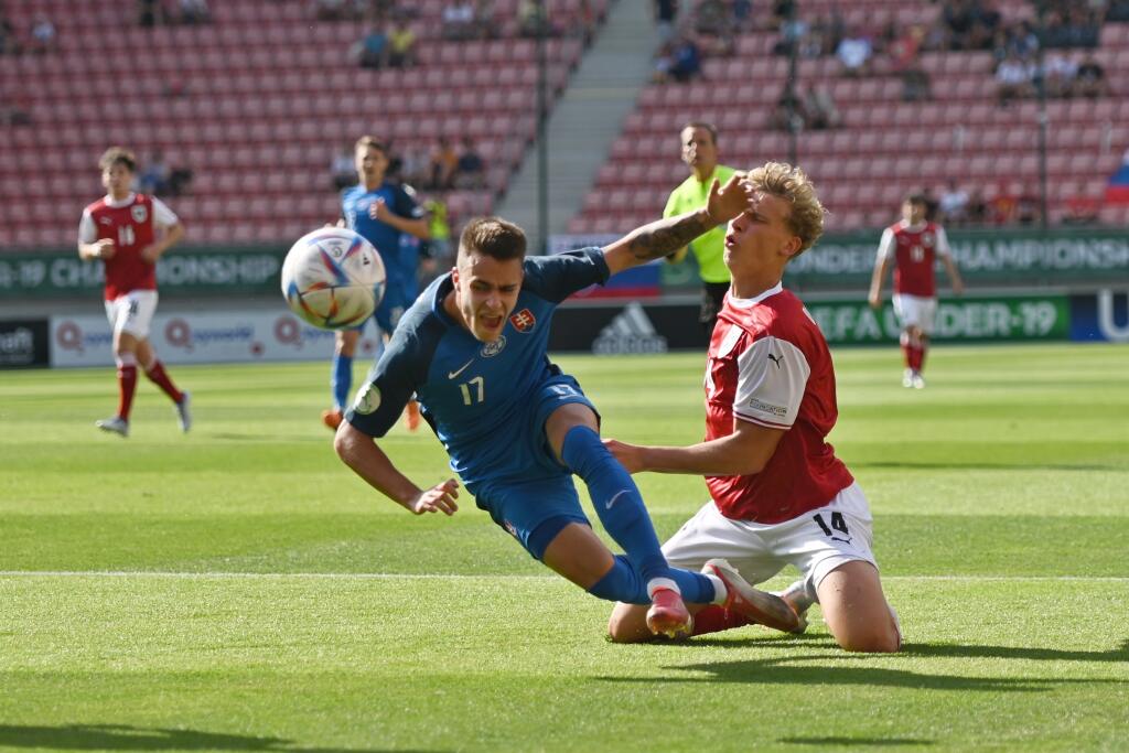 Na snímke zľava hráč Slovenska Viktor Sliacky a hráč Rakúska Leopold Querfeld počas zápasu o 5. miesto na Majstrovstvách Európy U19 Slovensko U19 - Rakúsko U19 v Trnave v utorok 28. júna 2022. FOTO TASR - Lukáš Grinaj