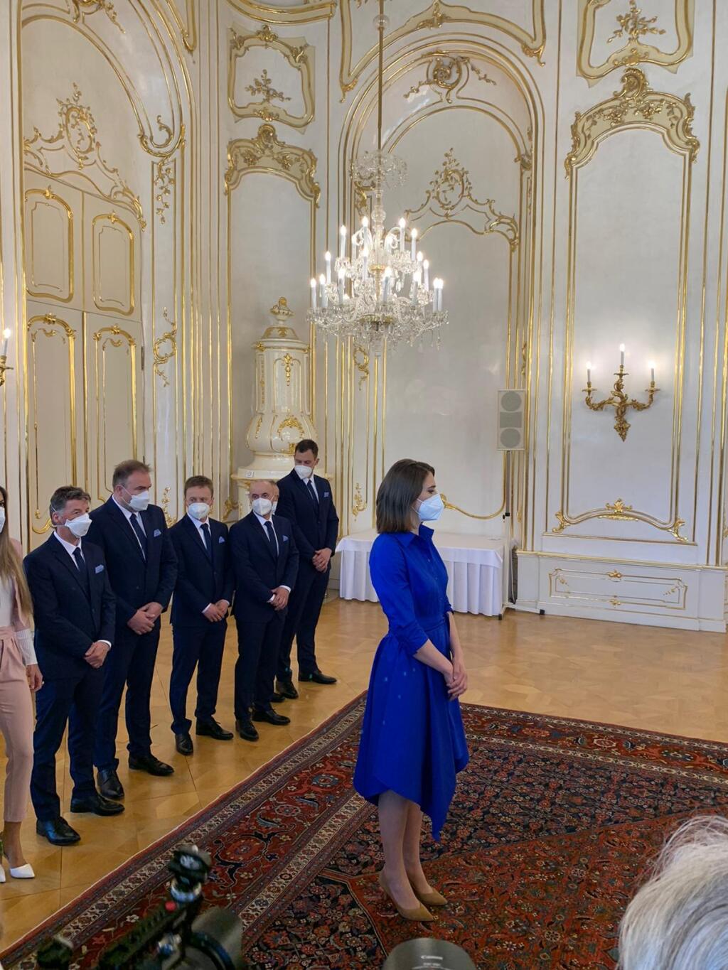 Lyžiarka Petra Vlhová spolu s tímom u prezidentky Zuzany Čaputovej.