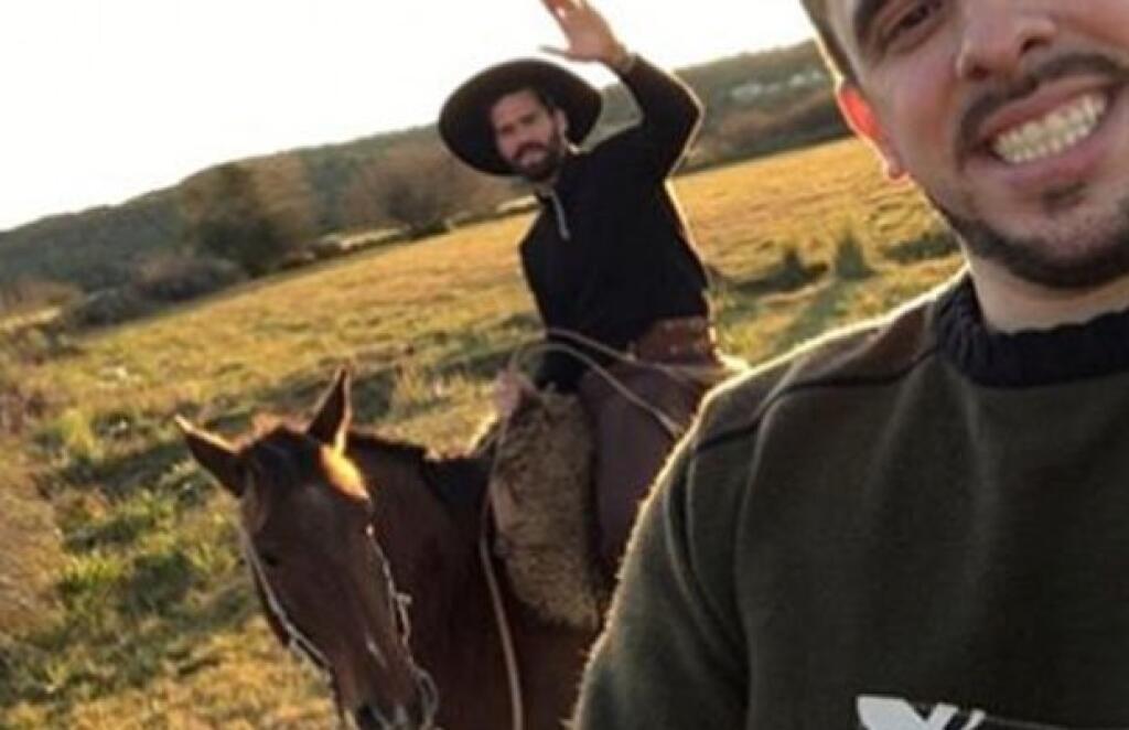 Alisson Becker si na dovolenke po Copa America poriadne užíval. Svojmu trénerovi v Liverpoole Jürgenovi Kloppovi sa z nej ozval zábavným spôsobom. Na otázku, či je v poriadku, odpovedal iba touto fotkou a nič viac svojmu kormidelníkovi nenapísal. Jeho nálada je totiž z fotky jasná.