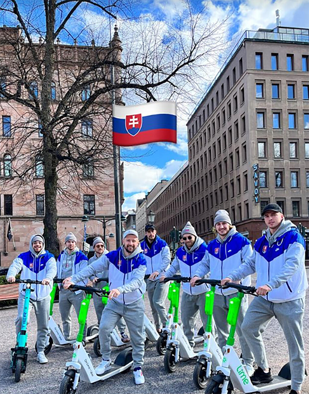 Slovenskí hokejisti prevetrali počas voľného dňa na svetovom šampionáte v Helsinkách elektrické kolobežky.