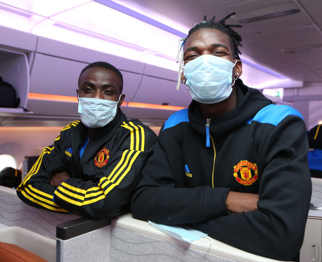 Eric Bailly a Paul Pogba sa opierajú o občerstvovací pultík v luxusnom lietadle.