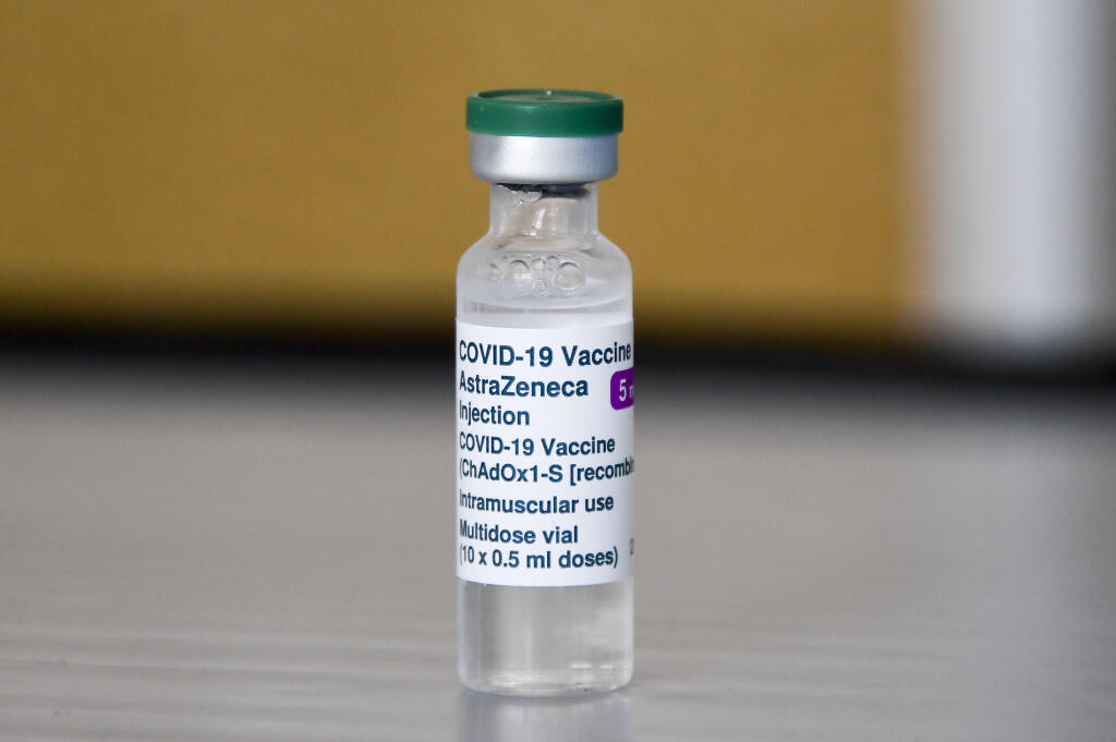 JB 111 Luton - Ampulka s vakcínou proti ochoreniu COVID-19 od spoločnosti AstraZeneca  počas otvorenia vakcinačnej kliniky Vaisakhi v anglickom meste Luton 21. marca 2021. Británia varovala v nedeľu Európsku úniu pred prípadným zákazom vývozu vakcíny od farmaceutickej spoločnosti AstraZeneca. Podľa Londýna by bol takýto krok kontraproduktívny a poškodil by povesť celého eurobloku, informovala agentúra AFP. FOTO TASR/AP

A vial of of the AstraZeneca COVID-19 vaccine at the Guru Nanak Gurdwara Sik