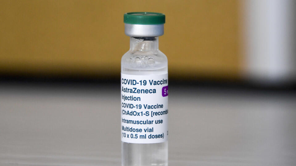 JB 111 Luton - Ampulka s vakcínou proti ochoreniu COVID-19 od spoločnosti AstraZeneca počas otvorenia vakcinačnej kliniky Vaisakhi v anglickom meste Luton 21. marca 2021. Británia varovala v nedeľu Európsku úniu pred prípadným zákazom vývozu vakcíny od farmaceutickej spoločnosti AstraZeneca. Podľa Londýna by bol takýto krok kontraproduktívny a poškodil by povesť celého eurobloku, informovala agentúra AFP. FOTO TASR/AP
A vial of of the AstraZeneca COVID-19 vaccine at the Guru Nanak Gurdwara Sik