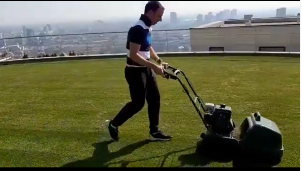 Hrbatého záhrada je obrovská. Dá sa hrať na nej aj golf a je z nej výhľad na hrad a mesto.
