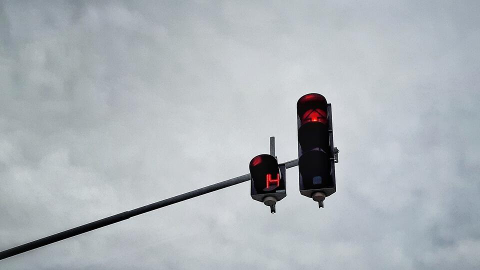 Križovatka riadená svetelnou signalizáciou s odpočítavaním času.