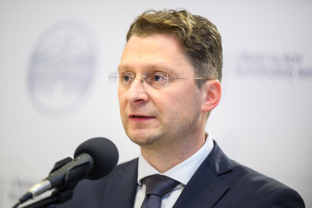 Na snímke predseda Lekárskeho odborového združenia (LOZ) Peter Visolajský po rokovaní vlády SR v Bratislave 20. decembra 2024. Vláda na svojom piatkovom rokovaní odobrila nemocničným lekárom pôvodné zvýšenie platov. Vyplýva to zo schválenej zmluvy o sociálnom zmieri v zdravotníctve, ktorú ešte musí podpísať minister zdravotníctva Kamil Šaško (Hlas-SD) a predseda Lekárskeho odborového združenia Peter Visolajský. FOTO TASR - Jaroslav Novák