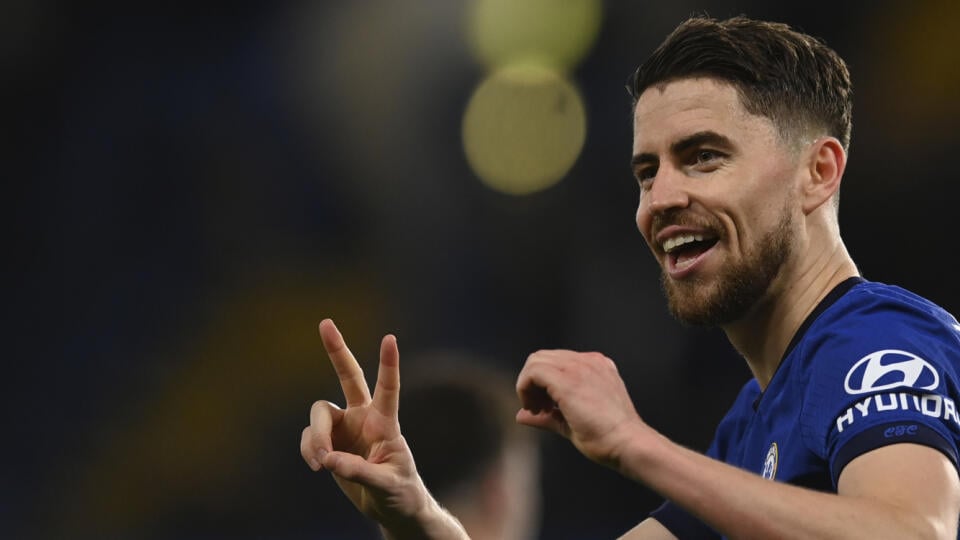 WA 4 Londýn - Futbalista Chelsea Londýn  Jorginho sa teší po strelení gólu zo značky pokutového kopu v šlágri predposledného 37. kola anglickej  Premier League Chelsea Londýn - Leicester City v Londýne 18. mája 2021. FOTO TASR/AP

Chelsea's Jorginho celebrates after scoring his side's second goal from penalty during the English Premier League soccer match between Chelsea and Leicester City at Stamford Bridge Stadium in London, Tuesday, May 18, 2021. (Glyn Kirk/PoolÂ via AP)