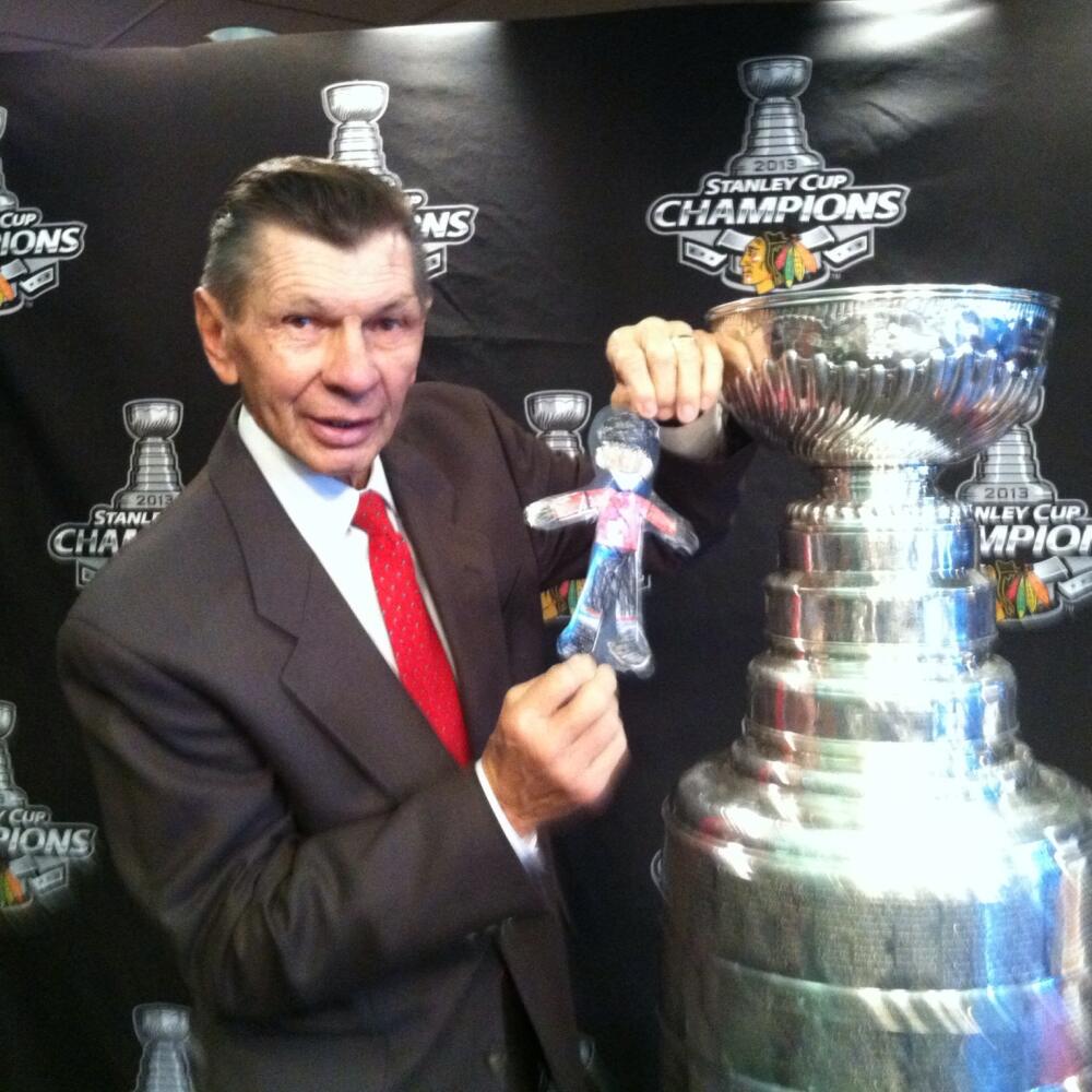 Stan Mikita - V auguste prišla zo zámoria smutná správa o tom, že legendárny hokejista Stan Mikita, ktorý mal korene na Slovensku, skonal vo veku 78 rokov. Člen Siene slávy, ikona Chicaga Blackhawks a výnimočný útočník, ktorému v klube postavili sochu, roky bojoval s Lewyho chorobou. Išlo o poškodenie mozgu, ktoré je progresívne a nevyliečiteľné. Choroba mu robila problémy s myslením, pohybom, spôsobuje halucinácie a poruchy spánku. „Jeho duša už odišla,“ smutne povedala ešte v roku 2015 manželk