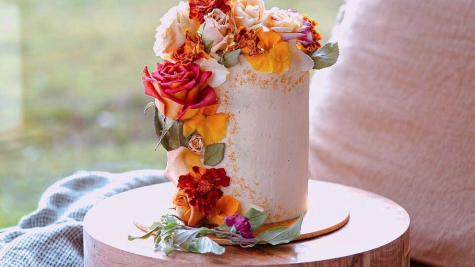 Полоска съедобных цветов отлично украсит голый торт.
