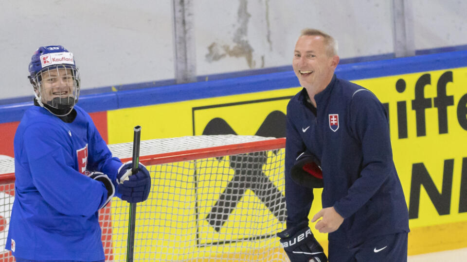 Na snímke vpravo lekár slovenských hokejistov Pavol Lauko a vľavo hokejista Adam Sýkora si strihli kto zoberie puky po rozkorčuľovaní tímu pred zápasom proti Taliansku na 85. majstrovstvách sveta v ľadovom hokeji 21. mája 2022 v Helsinkách. FOTO TASR - Martin Baumann