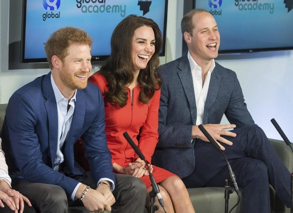 KK2 Londýn - Na snímke vpravo britský princ William s manželkou Kate a vľavo britský princ Harry počas návštevy rádia na štátnej škole Global Academy v rámci oficiálneho otvorenia školy v spolupráci s neziskovou kampaňou Heads Together 20. apríla 2017 v Londýne. FOTO TASR/AP
Britain's Prince William, right, Kate Duchess of Cambridge and Prince Harry laugh during a visit to open the Global Academy in Hayes, London, in support of the Heads Together, mental health charity campaign. Thursday April