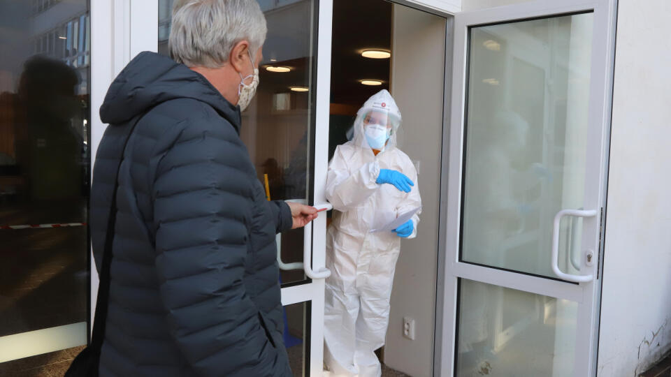 Mesto Banská Bystrica v spolupráci s banskobystrickým okresným úradom spustilo komunitné, resp. cielené testovanie ľudí, ktorí musia chodiť do práce a majú potvrdenie o tom, že nemôžu pracovať z domu. Pracujúci totiž vytvárajú v rámci mesta a okresu najväčšiu mobilitu a v súčasnej nepriaznivej epidemiologickej situácii preto majú vyššiu pravdepodobnosť byť šíriteľmi nákazy COVID-19. Na snímke zdravotníčka v špeciálnom ochrannom odeve na odbernom mieste na Základnej škole Sitnianska v Banskej B