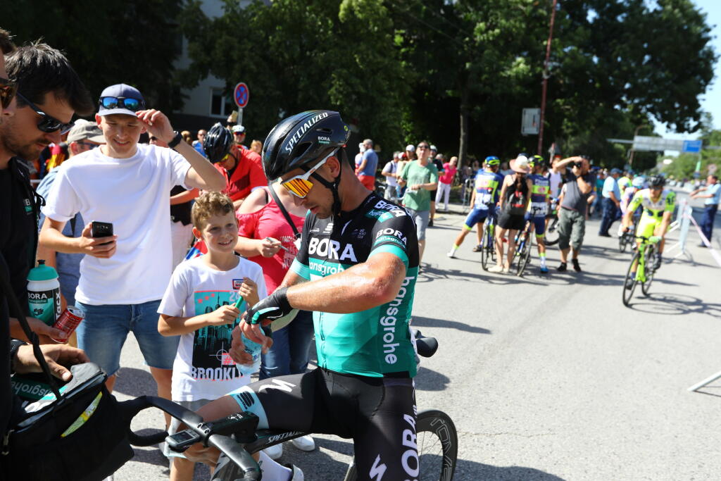 Len čo Peter Sagan preťal cieľovú pásku, okamžite mal v pätách fanúšikov. Slovenská cyklistická hviezda si nestihla ani poriadne odfúknuť a hneď bola bombardovaná žiadosťami o fotky a autogramy. Organizátori sa spamätali až po chvíli.