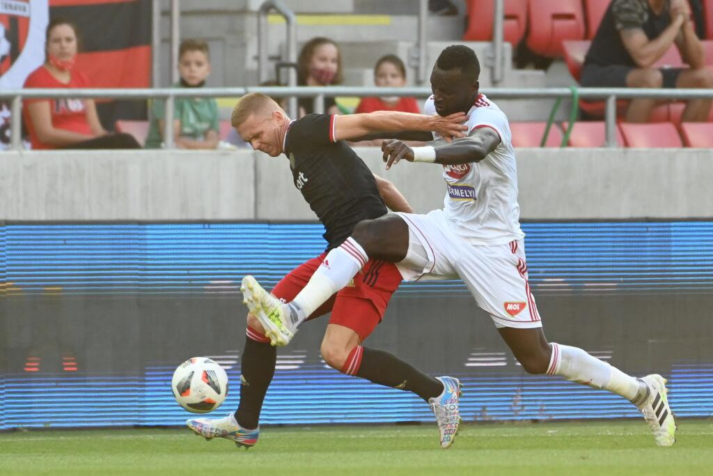 Na snímke vľavo hráč Trnavy Jakub Grič a hráč Sepsi Boubacar Fofana bojujú o loptu počas zápasu 2. predkola Európskej konferenčnej ligy medzi FC Spartak Trnava a Sepsi OSK v Trnave vo štvrtok 22. júla 2021. FOTO TASR - Lukáš Grinaj