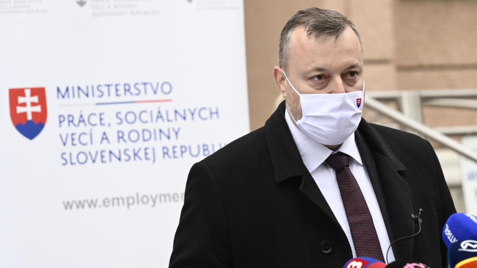 Na snímke minister práce, sociálnych vecí a rodiny SR Milan Krajniak (Sme rodina) počas tlačovej konferencie po podpise zmluvy na poskytnutie finančnej pomoci na podporu zamestnanosti v regióne horná Nitra 10. novembra 2020 v Prievidzi. Štát podporí zamestnanosť na hornej Nitre sumou 12 miliónov eur. Financie z národného projektu budú smerovať najmä na rekvalifikáciu baníkov v nadväznosti
