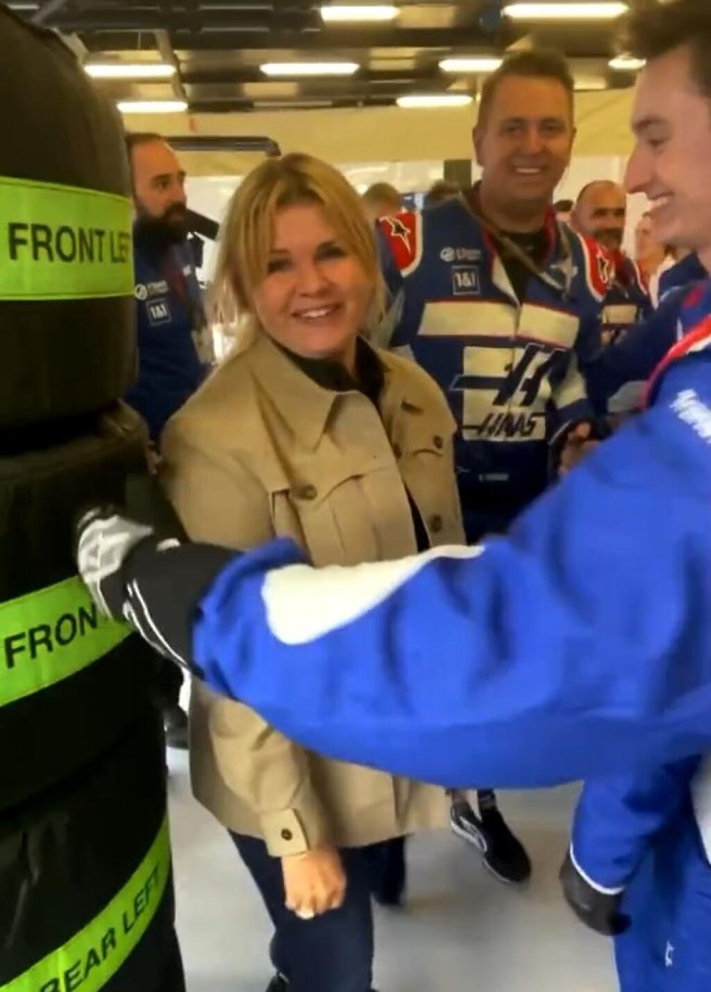 Corinna nechýbala na VC Veľkej Británie, kde jej syn Mick získal prvé body v F1. Keď sa objavila v zákulisí tímu Haas, bola stredobodom pozornosti a zrejme sa nenašiel človek, ktorý sa s ňou nechcel zvítať a objať.