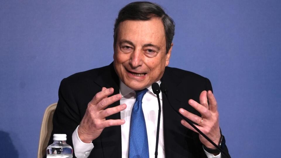 KK37 Rím - Taliansky premiér Mario Draghi hovorí počas koncoročnej tlačovej konferencie v Ríme 22. decembra 2021. FOTO TASR/AP
Italian Premier Mario Draghi attends the traditional year-end press conference in Rome, Wednesday, Dec. 22, 2021. (AP Photo/Domenico Stinellis)