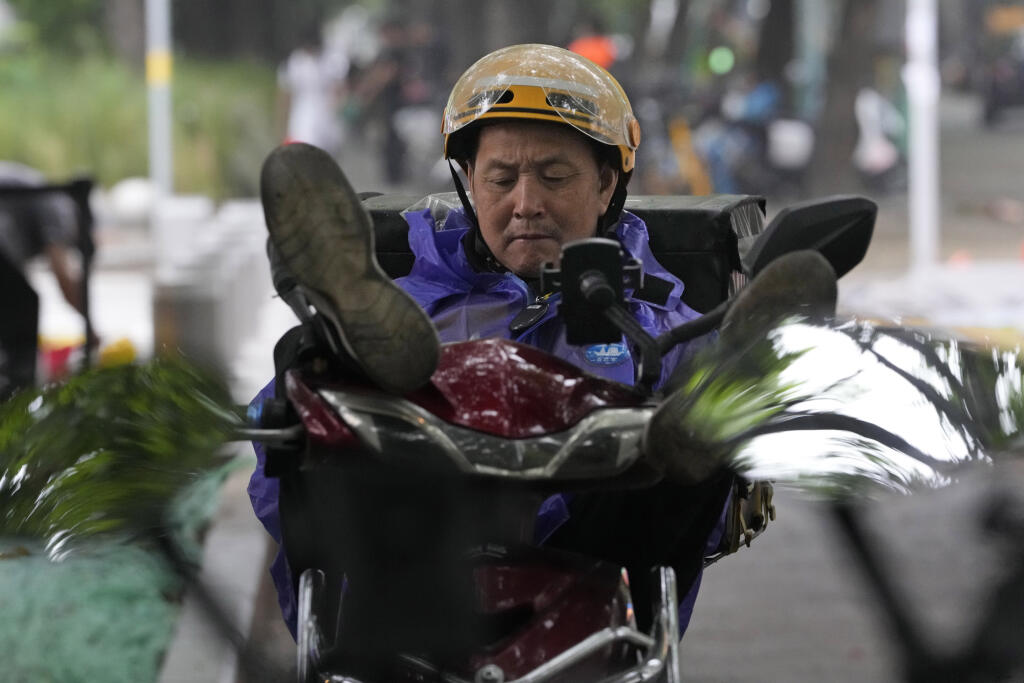 EBE 40 Peking - Doručovateľ odpočíva na bicykli pred nákupným centrom v čínskom Pekingu v piatok 21. júla 2023. FOTO TASR/AP

A delivery man rests on his bike outside a mall in Beijing, Friday, July 21, 2023. (AP Photo/Ng Han Guan)
