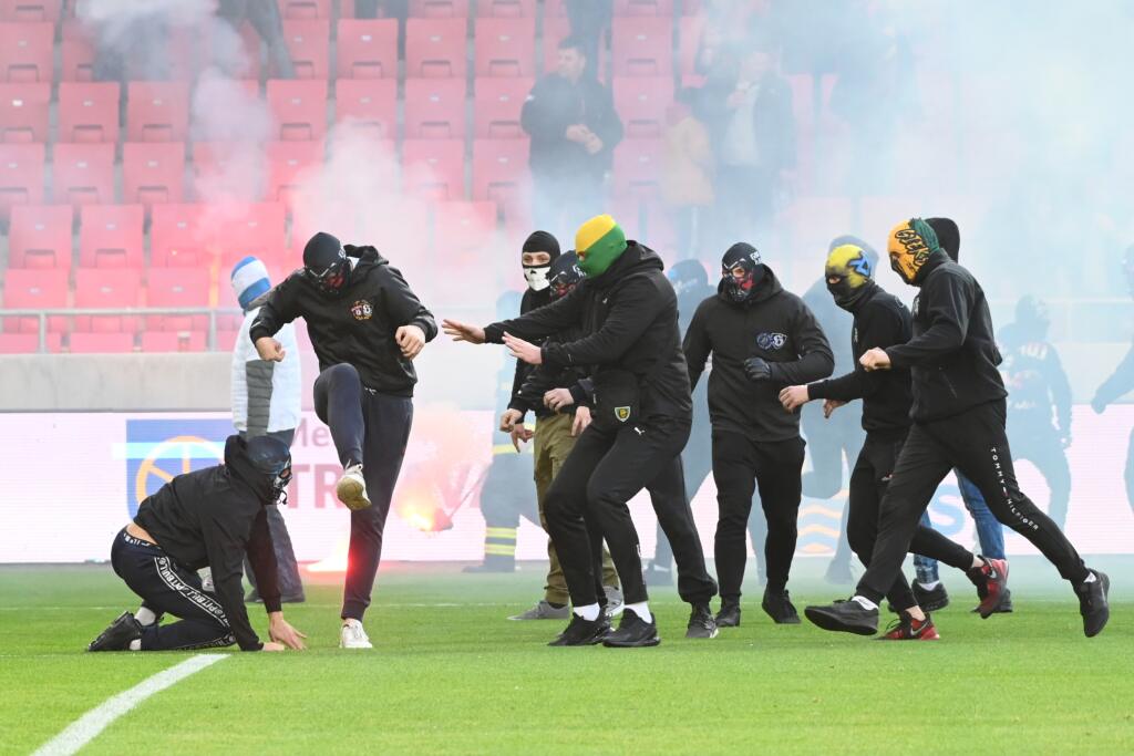 Na snímke bitka medzi fanúšikmi Slovana a Spartaka počas 11. kola futbalovej Fortuna ligy FC Spartak Trnava - ŠK Slovan Bratislava v Trnave v nedeľu 17. októbra 2021. FOTO TASR - Lukáš Grinaj