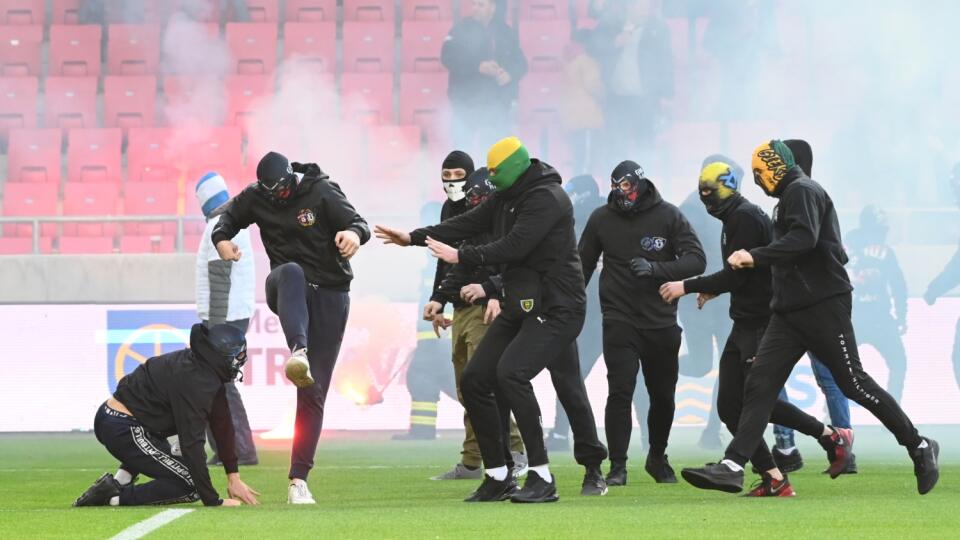 Na snímke bitka medzi fanúšikmi Slovana a Spartaka počas 11. kola futbalovej Fortuna ligy FC Spartak Trnava - ŠK Slovan Bratislava v Trnave v nedeľu 17. októbra 2021. FOTO TASR - Lukáš Grinaj