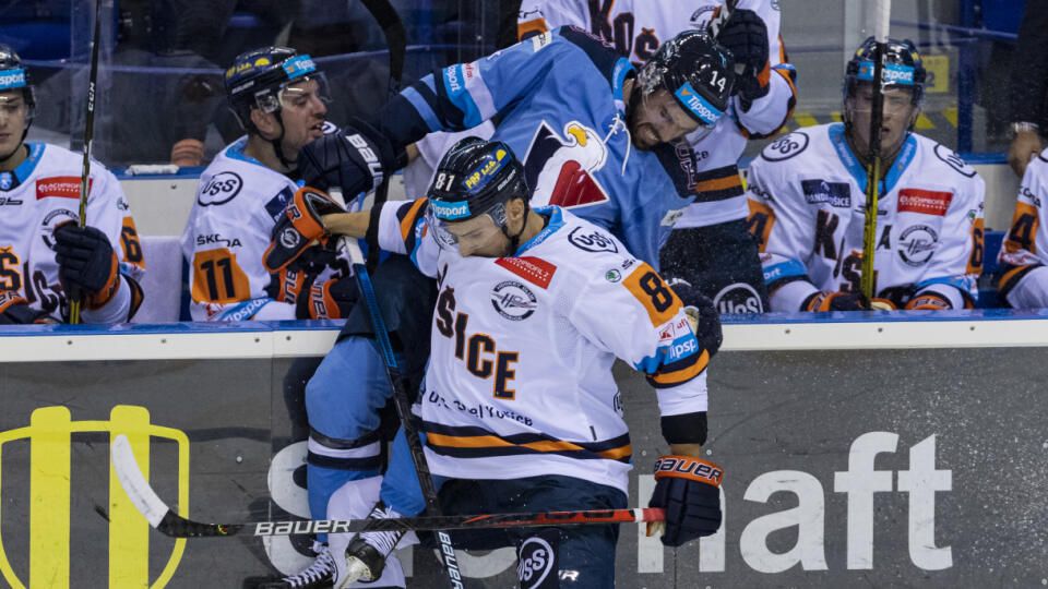 Na snímke Matic Podlipnik a Branislav Rapáč počas zápasu 1. kola Tipsport ligy medzi HC Košice a HC Slovan Bratislava. Slovan sa v tomto zápase predstavil prvýkrát po návrate do najvyššej slovenskej hokejovej súťaže.