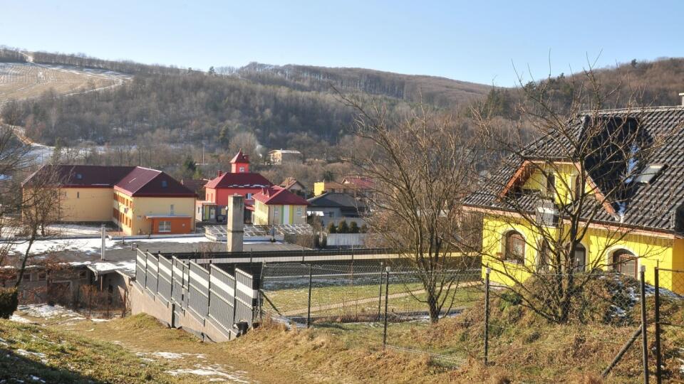 Bzenov leží v údolí Svinky v mikroregióne Čierna hora.