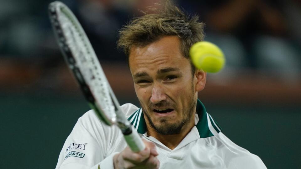 Na snímke ruský tenista Daniil Medvedev postúpil do osemfinále dvojhry na turnaji ATP v kalifornskom Indian Wells po víťazstve v 3. kole nad Srbom Filipom Krajinovičom 6:2, 7:6 (7) v noci na 12. októbra 2021.