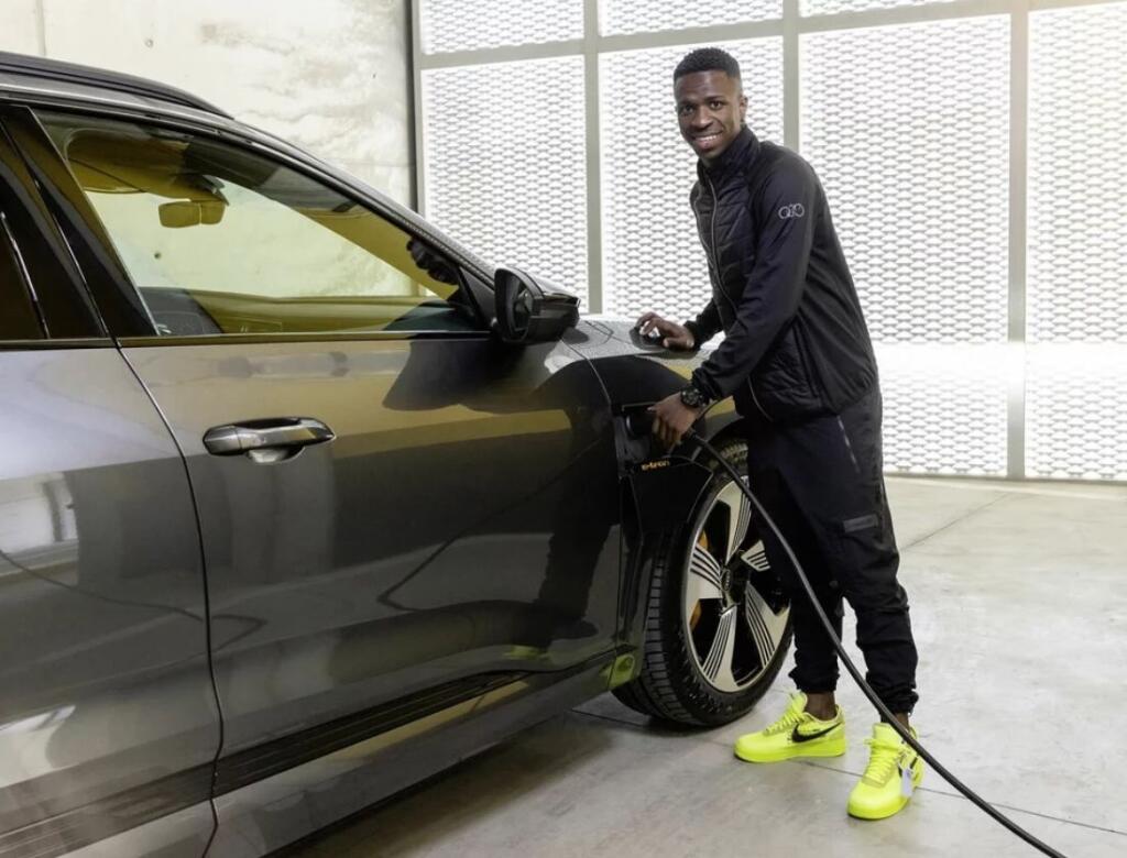 Mladý brazílsky talent Vinicius Jr. sa vyváža výhradne v modeloch Audi (A7, Q7, Q8), čomu sa však netreba čudovať, pretože Audi spolupracuje s Realom Madrid.