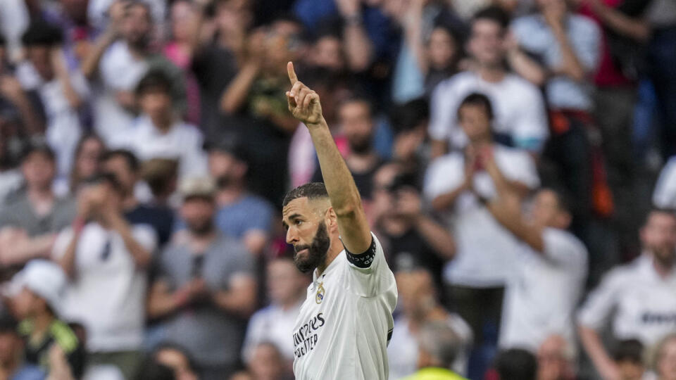 WA 34 Madrid - Futbalista Realu Madrid Karim Benzema sa teší po strelení gólu v zápase záverečného 38. kola španielskej La Ligy Real Madrid - Athletic Bilbao v Madride v nedeľu 4. júna 2023. Benzema odohral za real svoj posledný zápas. Francúz, ktorý získal s tímom päť titulov v Lige majstrov a štyrikrát v La Lige, bude zrejme pôsobiť v Saudskej Arábii. Tam v minulej sezóne prestúpil aj jeho bývalý spoluhráč Cristiano Ronaldo. Tridsaťpäťročný Benzema dosiahol v drese Realu 354 gólov po jeho pr