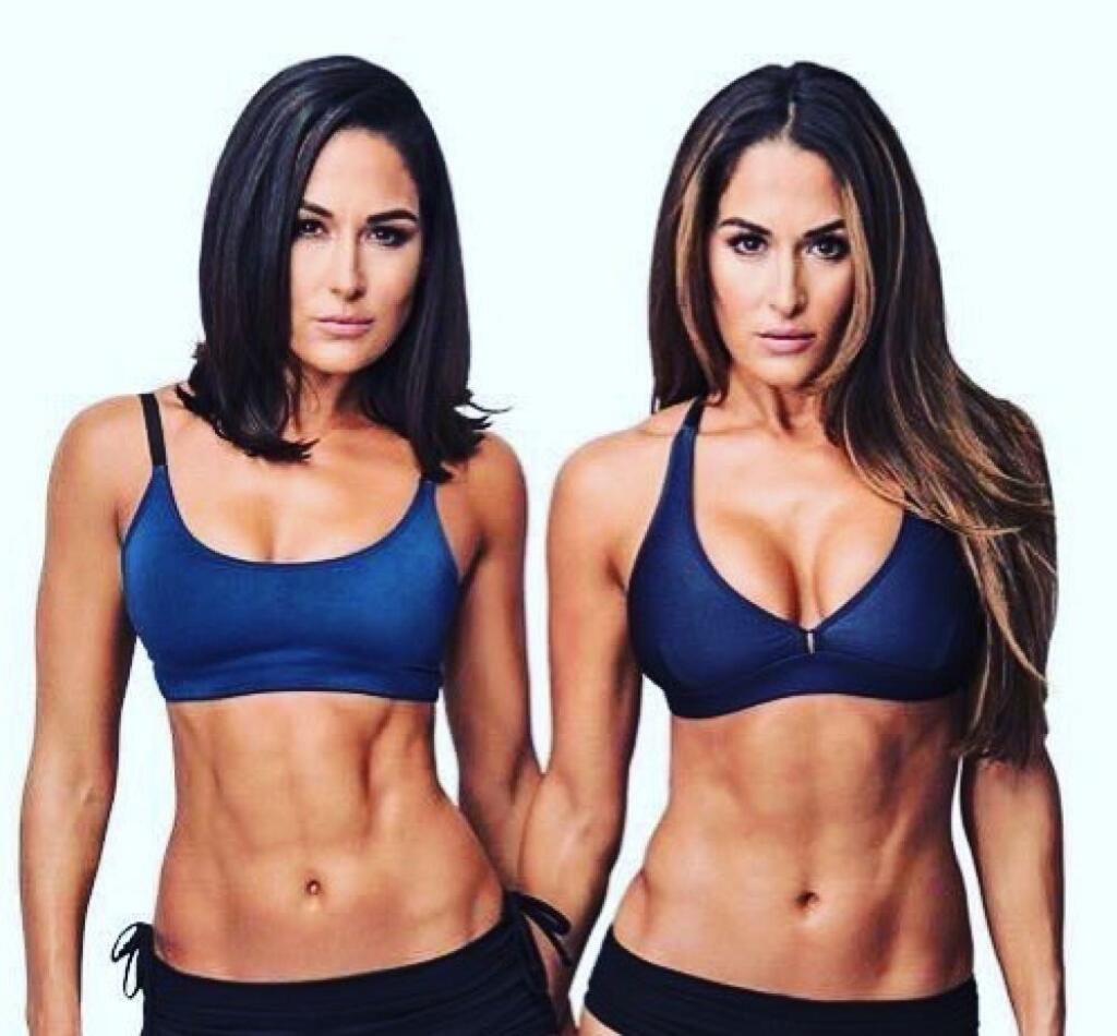 Their body. Никки Белла мускулы. Nikki Bella body. Nikki Bella Weight. Близнецы фитнес модели.