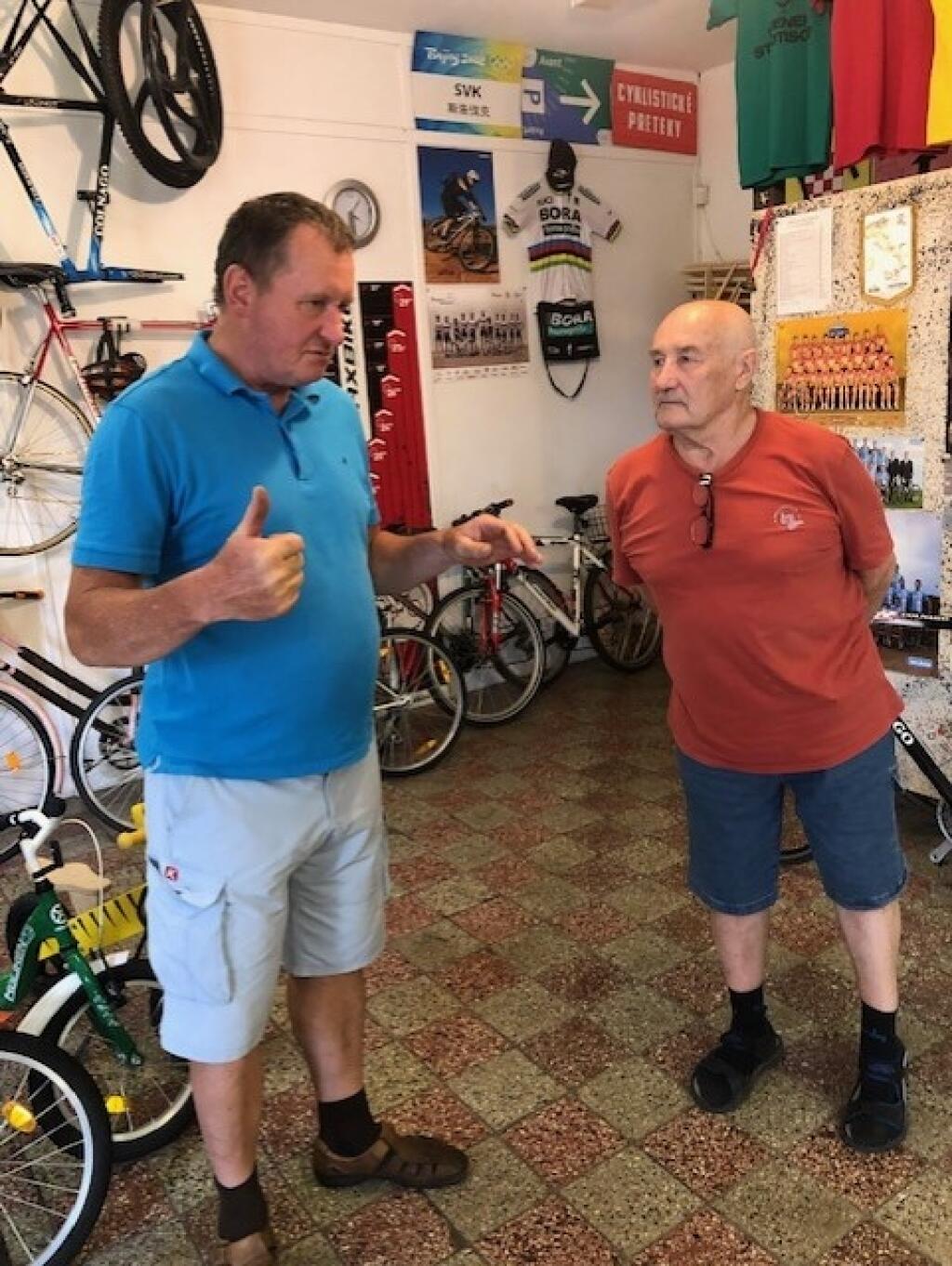 Milan Jurčo s bývalým cyklistom Jozefom Čaprnkom.