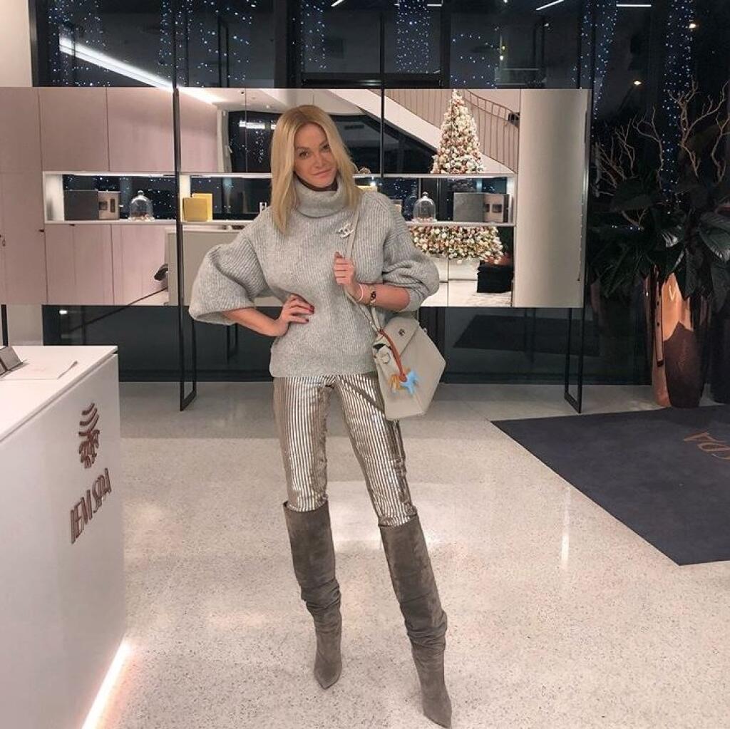 Alena Pallová razí nový módny trend. Svoje hriešne drahé outfity ladí do jedného odtieňu.