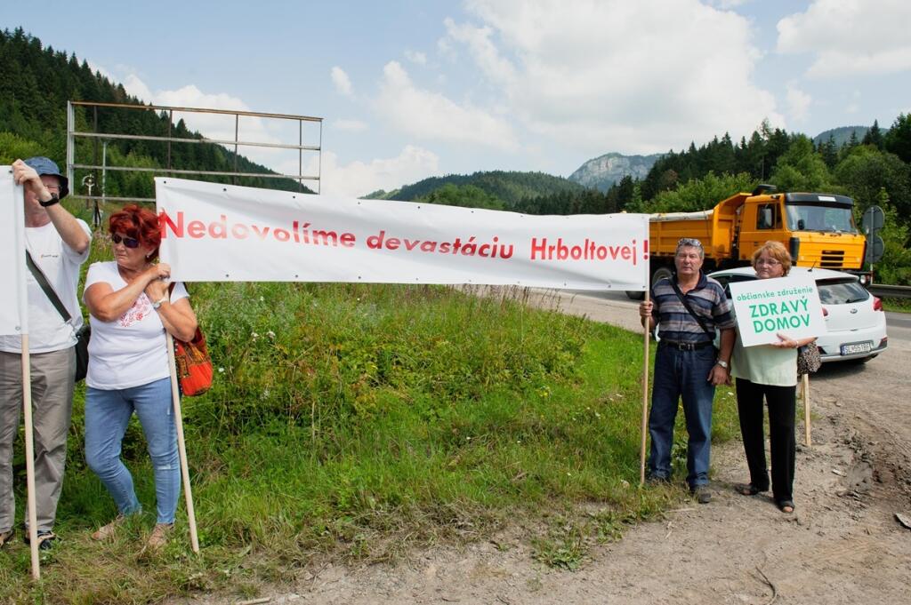 Protestujúci občania obce Hrboltová neďaleko východného portálu tunela Čebrať