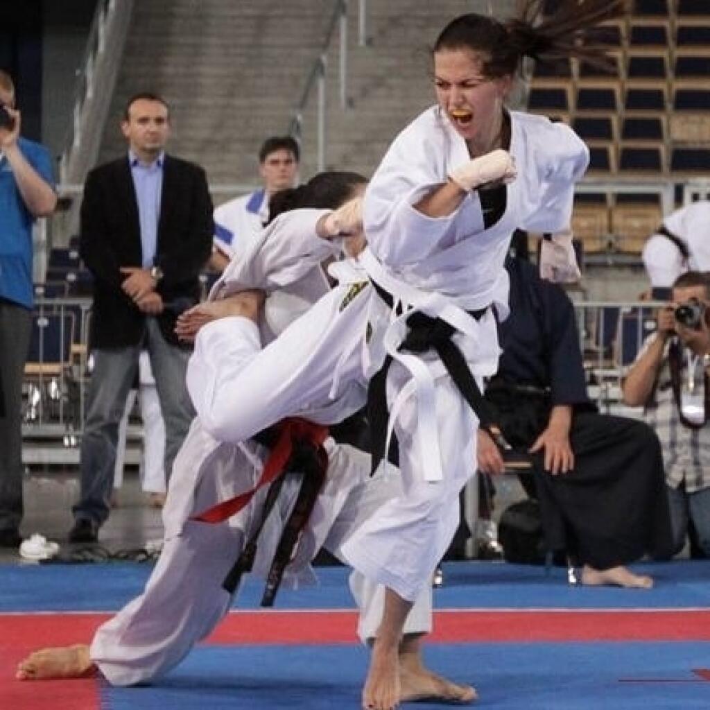 Manželka Roberta Lewandowskeho Anna sa môže pochváliť čiernym pásom v karate, v ktorom získala cenné kovy na národných aj svetových šampionátoch.