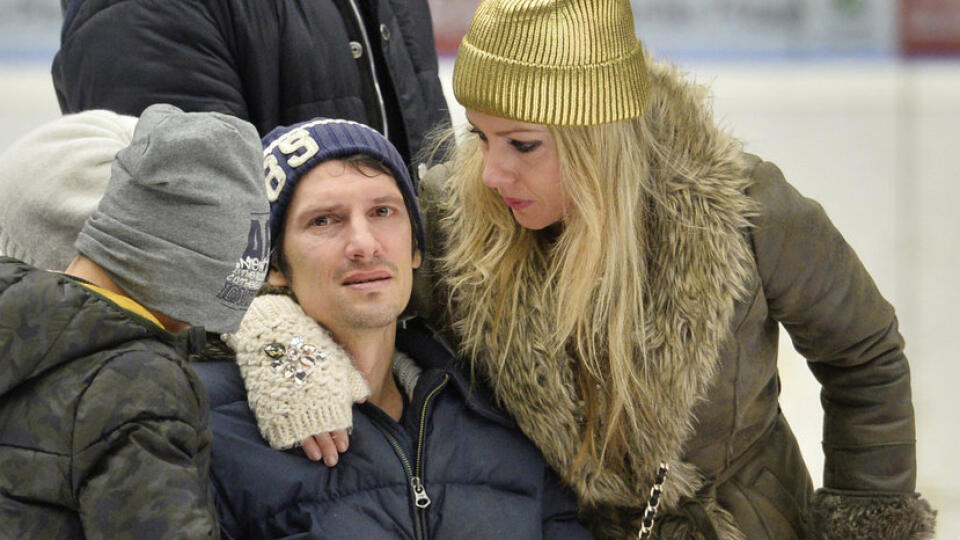 Smrť slovenského futbalistu Mariána Čišovského (40) zasiahla Česko aj Slovensko. Po šiestich rokoch boja s chorobou ALS naposledy vydýchol zo soboty na nedeľu. Len pár hodín predtým ako jeho posledný zamestnávateľ Viktoria Plzeň nastúpila proti Sparte Praha.