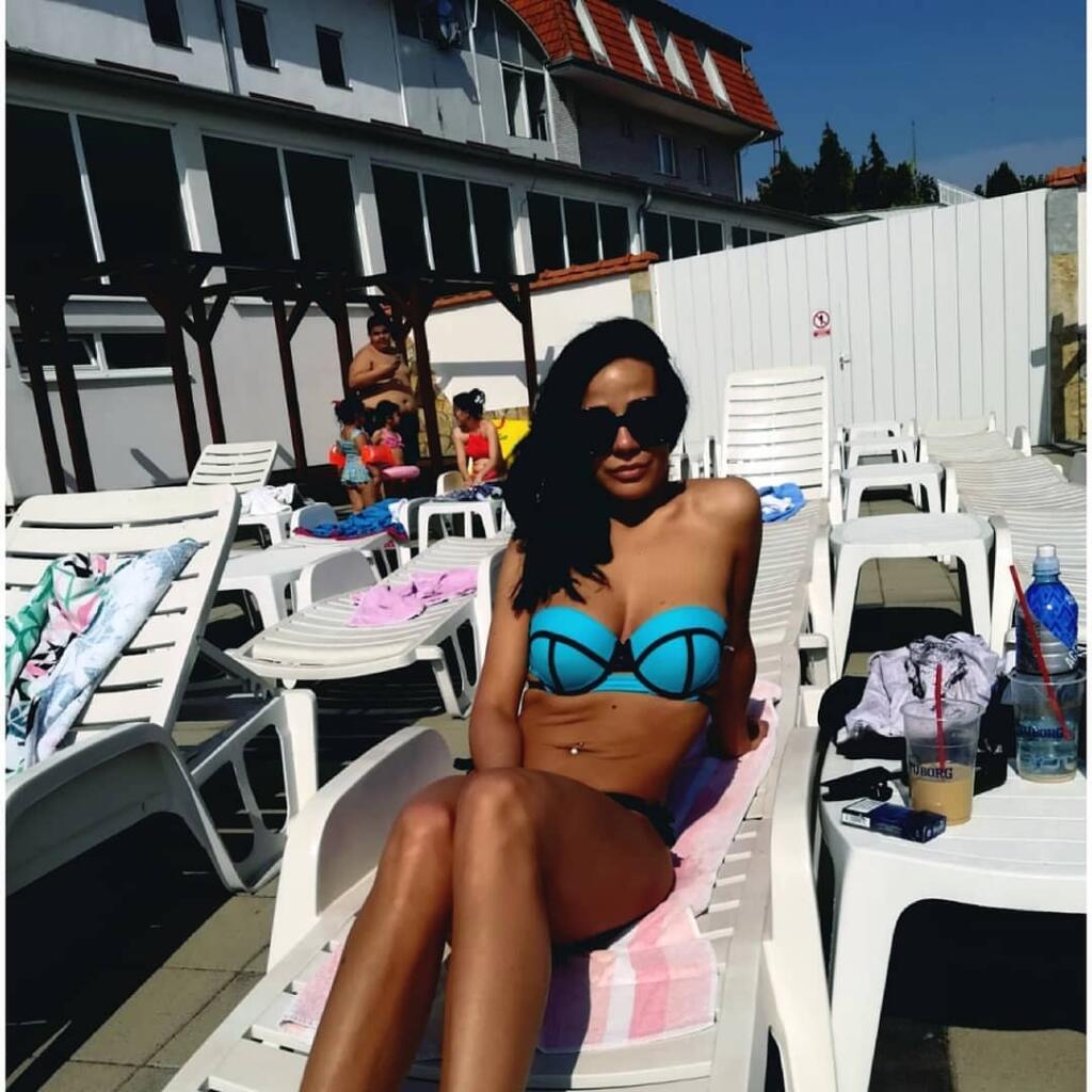 Sexi Ana Staševičová je hlásateľkou aj hovorkyňou futbalového klubu, ale fanúšikovia ju majú radšej bez saka.