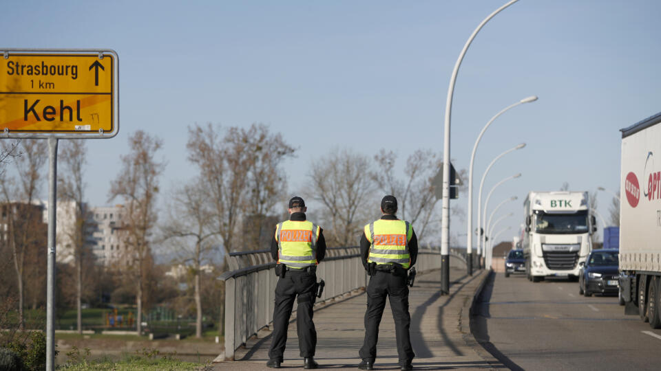 KK11 Kehl - Nemeckí policajti kontrolujú autá na nemecko-rakúskej hranici 16. marca 2020 v nemeckom Kehli. Nemecko od pondelkového rána zaviedlo rozsiahle kontroly a zákazy vstupu na hraniciach s Francúzskom, Rakúskom, Švajčiarskom, Luxemburskom a Dánskom. FOTO TASR/AP
German police officers check vehicles at the German-France border in Kehl, Monday March 16, 2020. Germany partially closes its borders with France, Switzerland, Austria, Luxembourg and Denmark as it steps up efforts to stem the sp