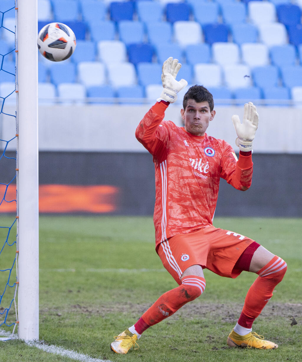 Na snímke brankár Slovana Michal Šulla v zápase 8. kola Fortuna ligy vo futbale ŠK Slovan Bratislava - MŠK Žilina v Bratislave 19. septembra 2021. FOTO TASR - Martin Baumann
