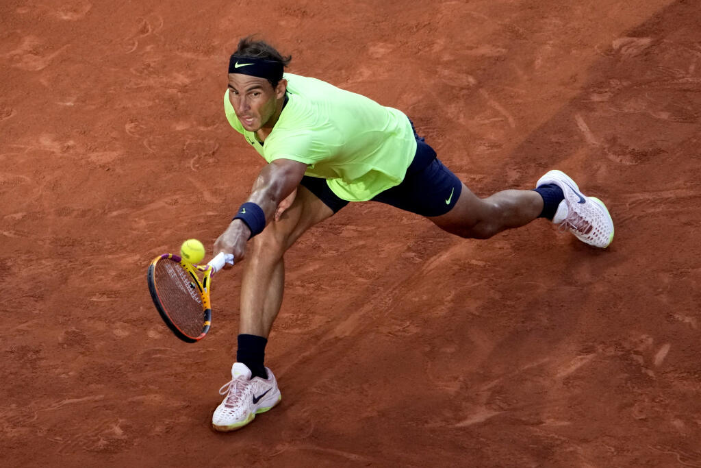JB 51 Paríž - Španielsky tenista Rafael Nadal odvracia loptičku Srbovi Novakovi Djokovičovi v semifinále dvojhry na grandslamovom turnaji Roland Garros v Paríži 11. júna 2021. FOTO TASR/AP
Spain's Rafael Nadal backhands to Serbia's Novak Djokovic during their semifinal match of the French Open tennis tournament at the Roland Garros stadium Friday, June 11, 2021 in Paris. (AP Photo/Christophe Ena)