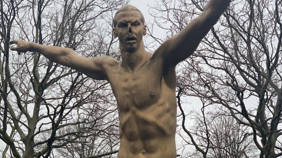 Socha legendárneho švédskeho futbalistu Zlatana Ibrahimoviča sa opäť stala terčom vandalov. Tentokrát jej odpílili kus nosa a postriekali striebornou farbou.