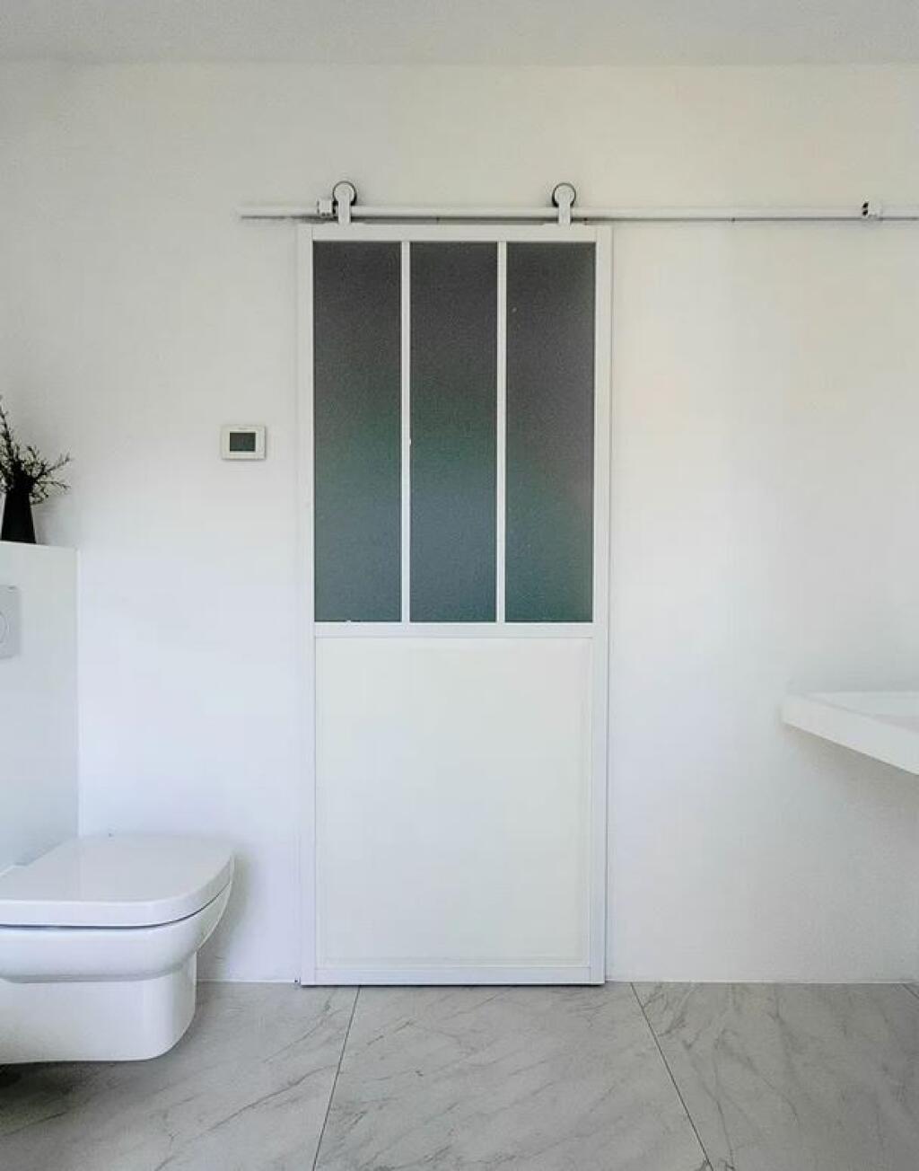 Zo starej vidieckej kúpeľne je moderný minimalizmus v bielej farbe.