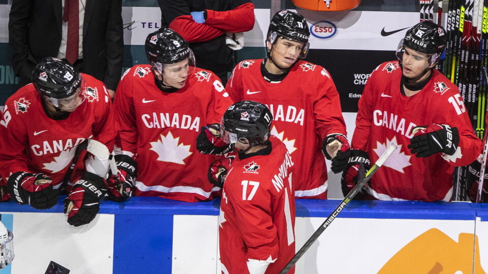 JB 5 Edmonton - Kanadský hráč Connor McMichael (17) oslavuje so spoluhráčmi na striedačke gól proti Švajčiarsku v zápase A-skupiny Kanada - Švajčiarsko na MSJ do 20 rokov v kanadskom Edmontone 29. decembra 2020. FOTO TASR/AP
Canada's Connor McMichael (17) celebrates a goal against Switzerland during the second period of an IIHF World Junior Hockey Championship game Tuesday, Dec. 29, 2020, in Edmonton, Alberta. (Jason Franson/The Canadian Press via AP)
