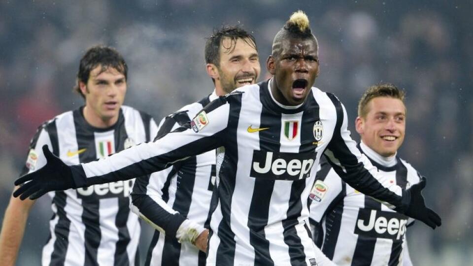 Francúzsky futbalista Paul Pogba (v popredí) už dres Juventusu Turín v minulosti obliekal.