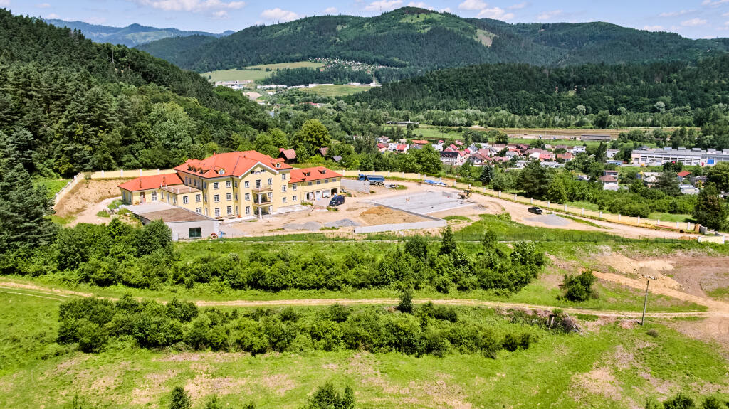 V súčasnosti je už svah pred sídlom vyrovnaný, kým v lete sa na ňom ešte vo veľkom pracovalo.