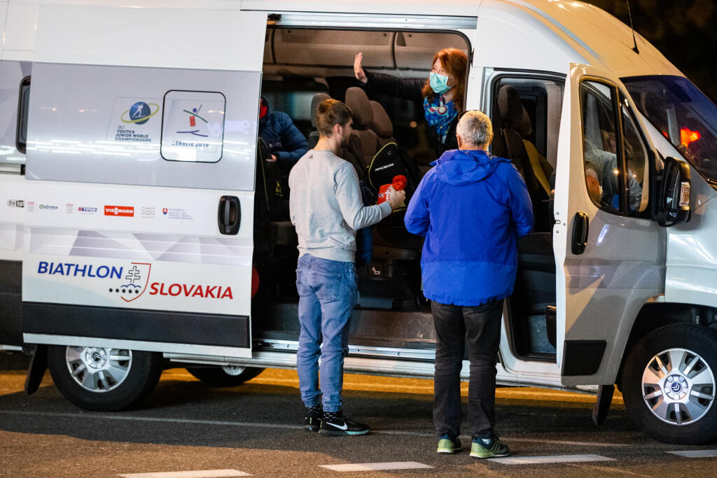 Takto sa domov vracali slovenskí biatlonisti, ktorí z Fínska cestovali vládnym špeciálom.